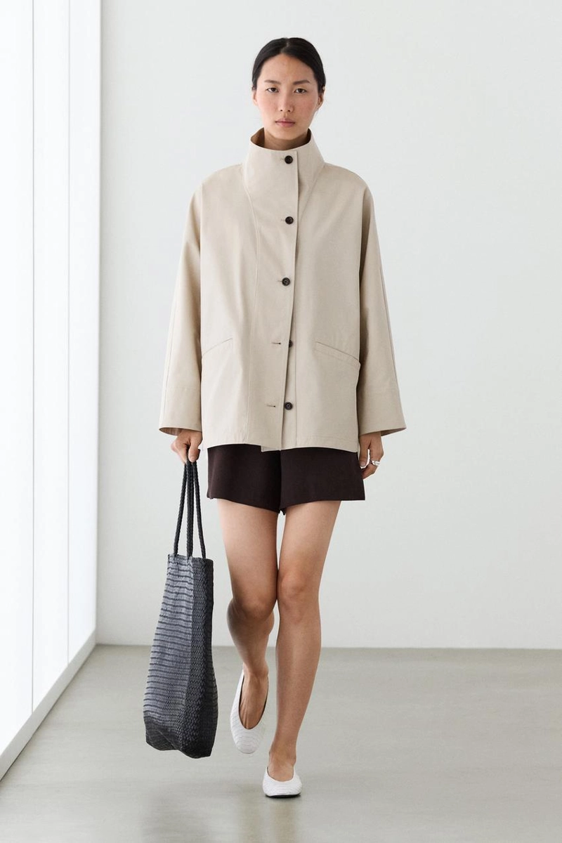 Пальто с высоким воротником