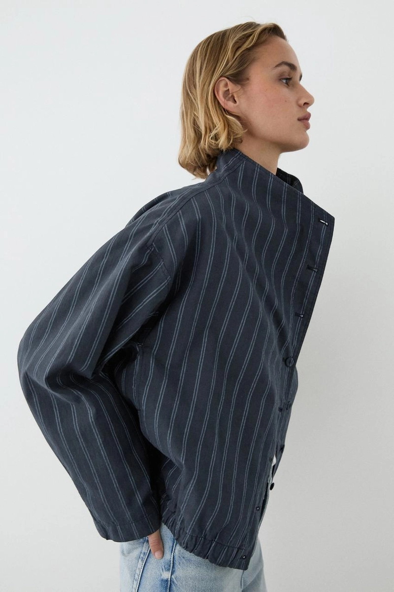 Куртка-бомбер с высоким воротником в полоску