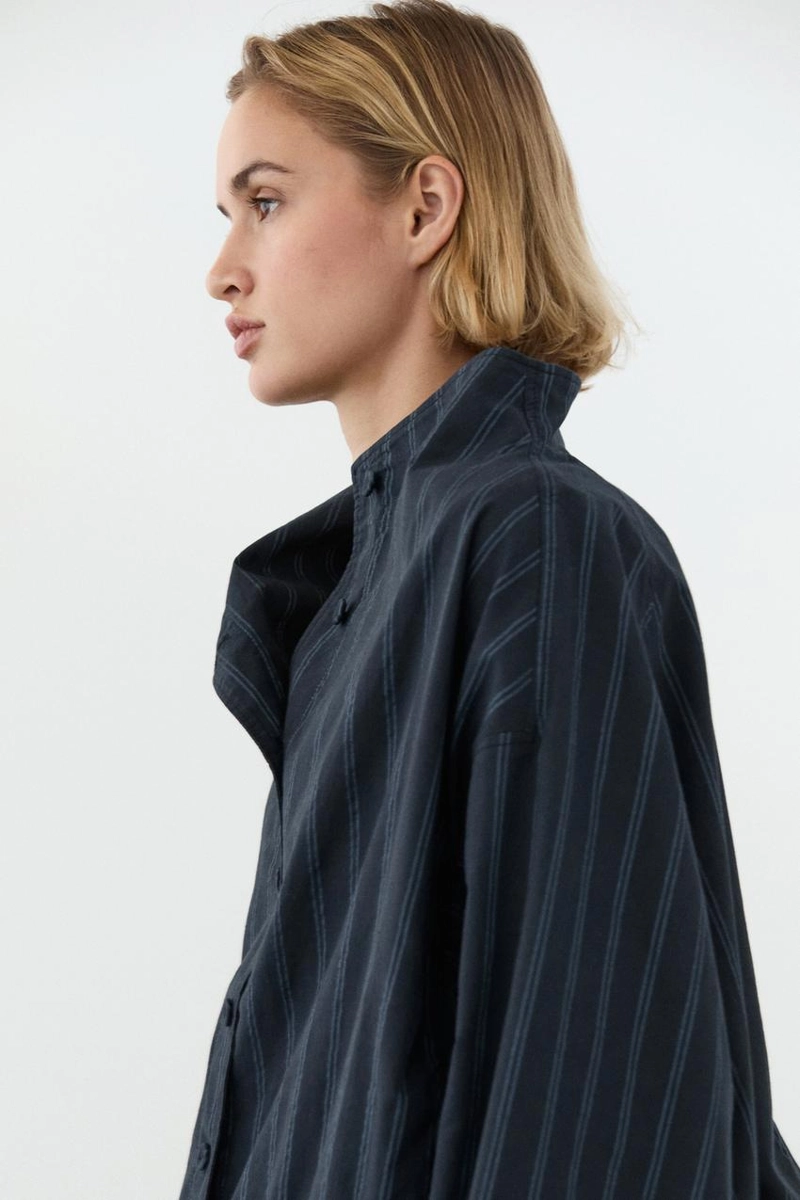 Куртка-бомбер с высоким воротником в полоску