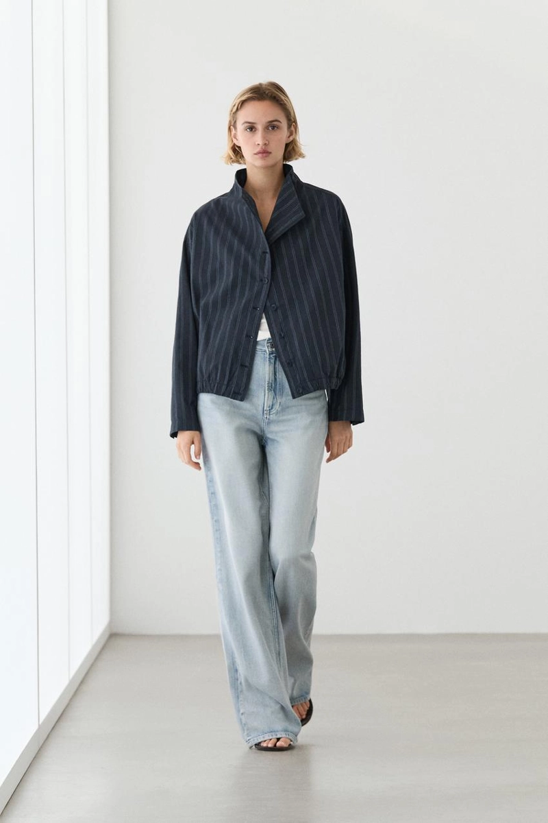 Куртка-бомбер с высоким воротником в полоску