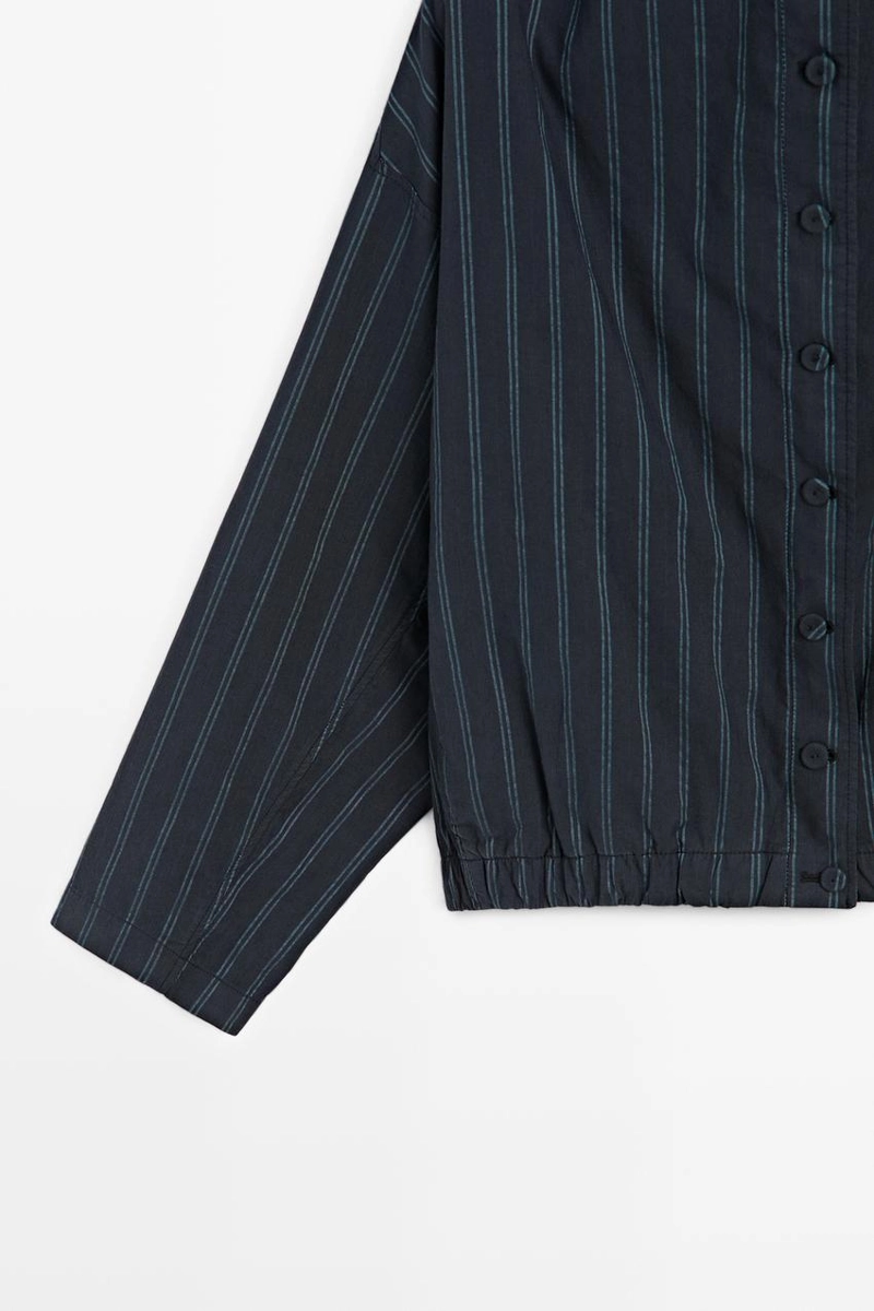 Куртка-бомбер с высоким воротником в полоску