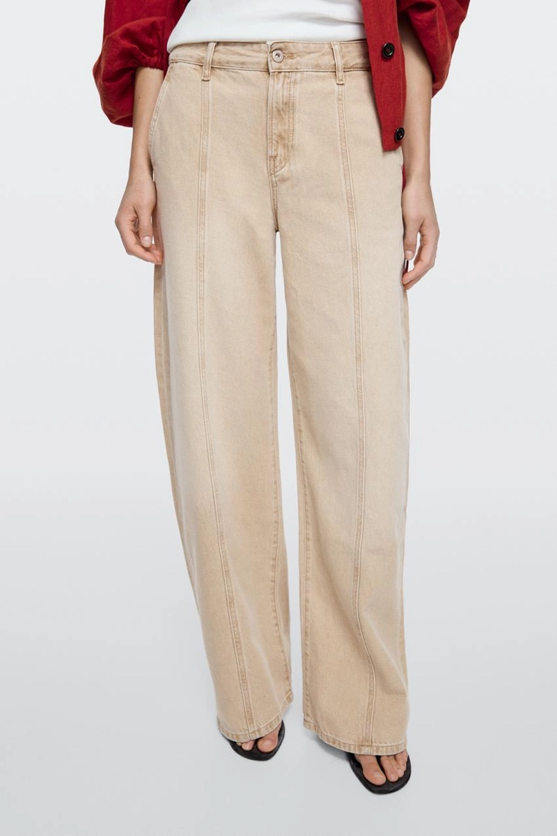 Джинсы свободного кроя с завышенной посадкой и широкими штанинами