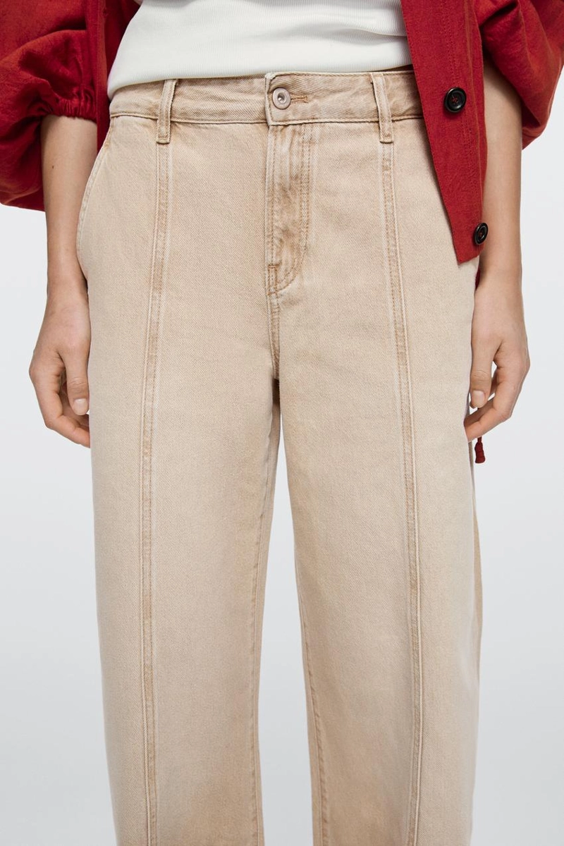 Джинсы свободного кроя с завышенной посадкой и широкими штанинами