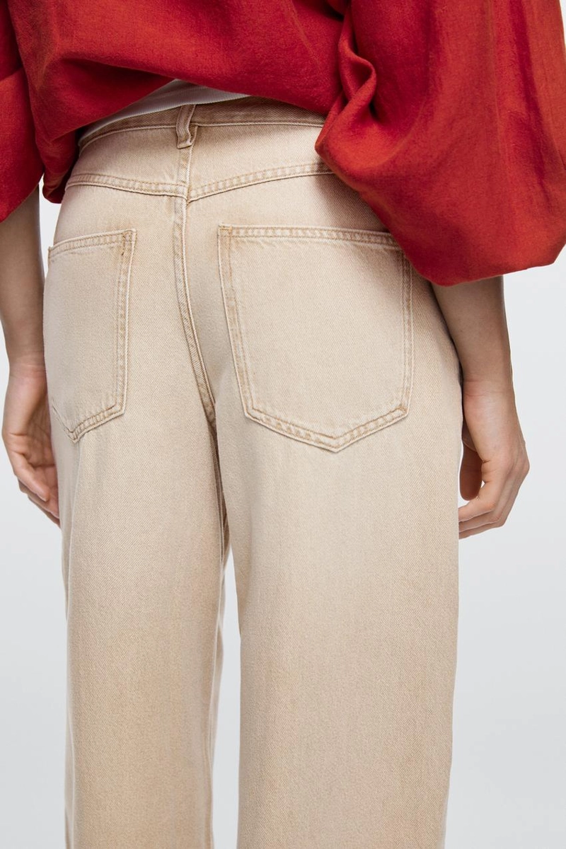 Джинсы свободного кроя с завышенной посадкой и широкими штанинами