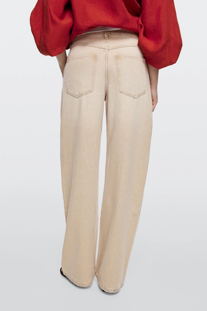 Джинсы свободного кроя с завышенной посадкой и широкими штанинами