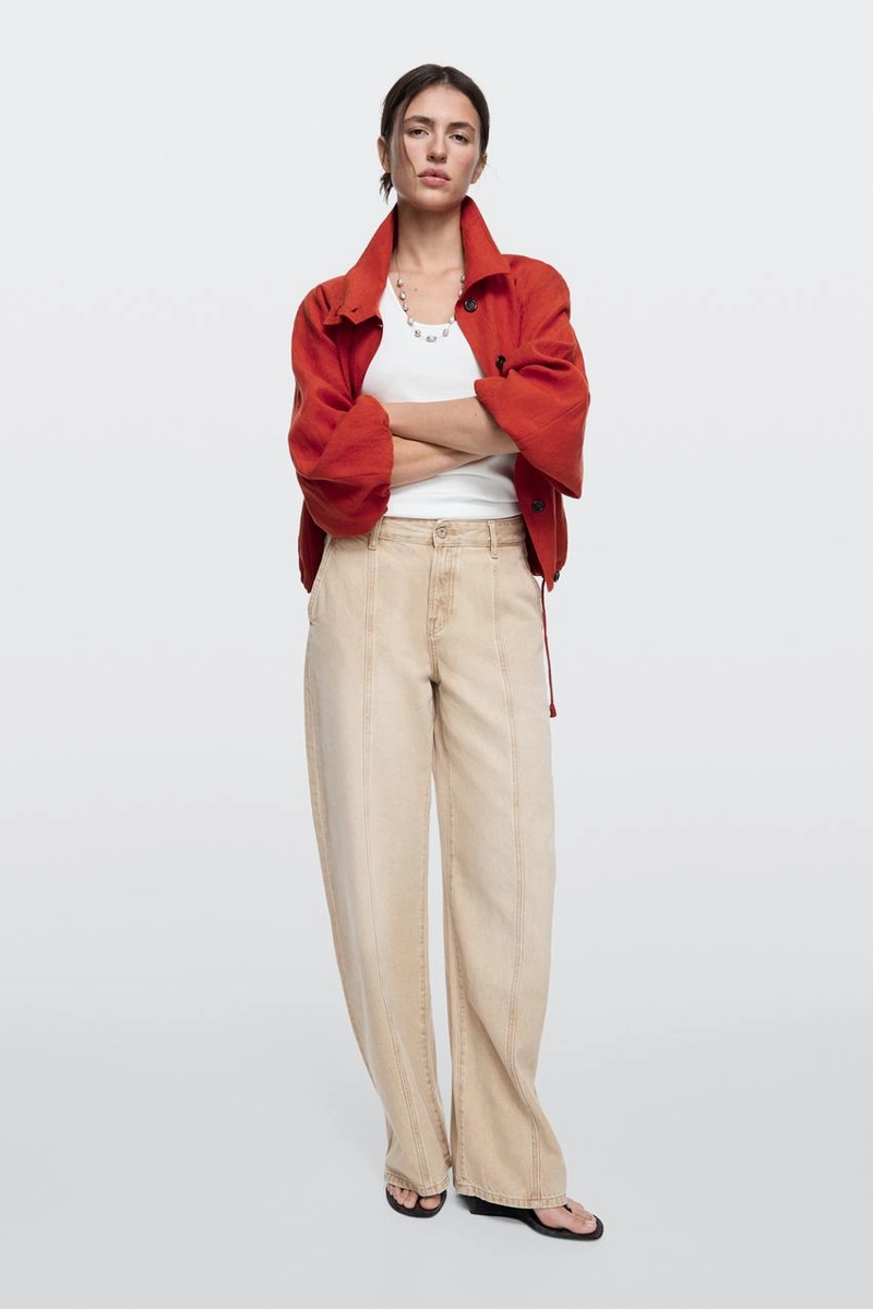 Джинсы свободного кроя с завышенной посадкой и широкими штанинами