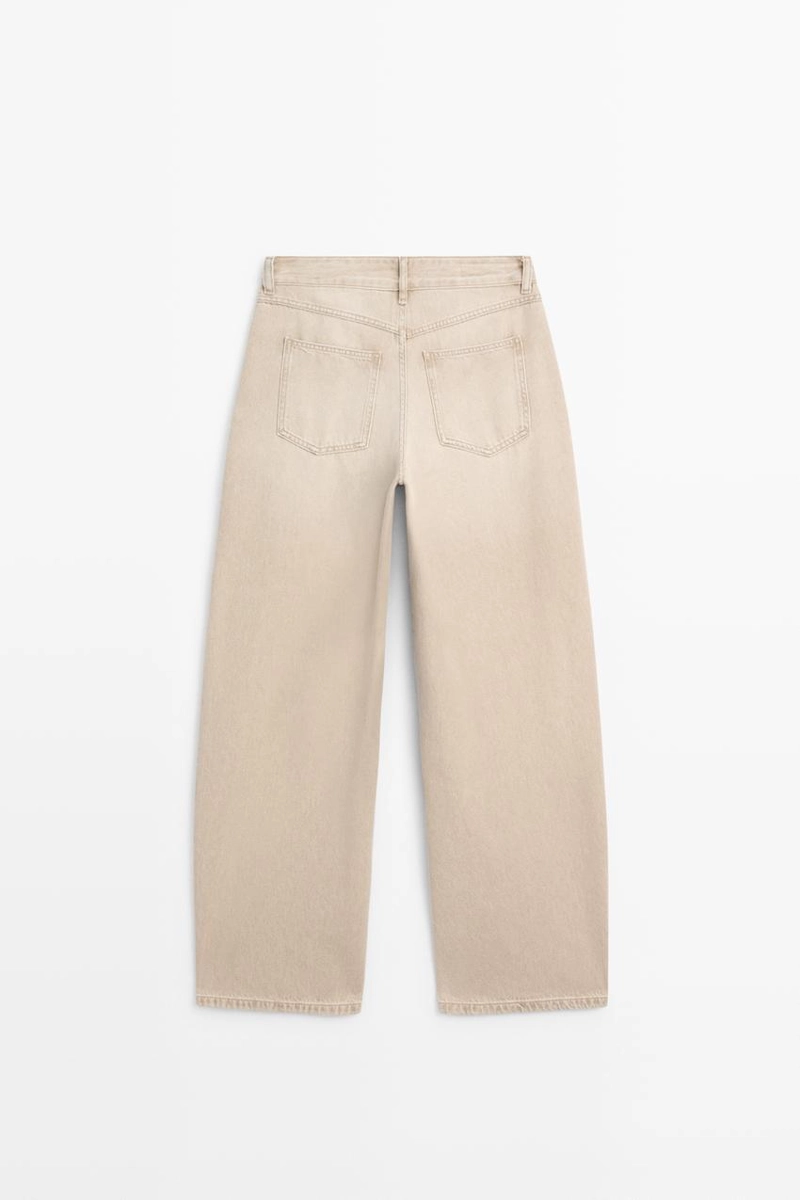 Джинсы свободного кроя с завышенной посадкой и широкими штанинами