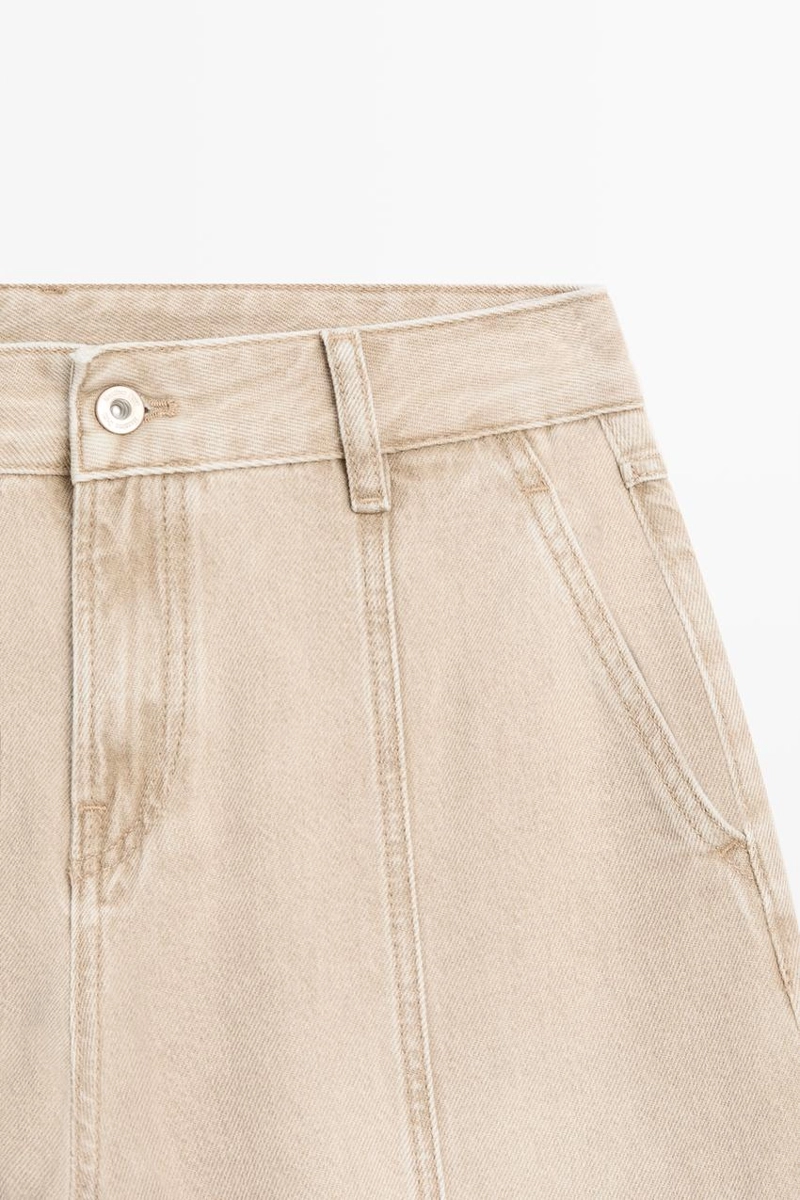 Джинсы свободного кроя с завышенной посадкой и широкими штанинами