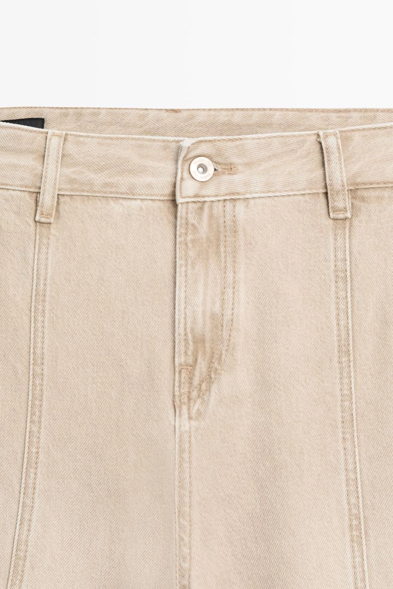 Джинсы свободного кроя с завышенной посадкой и широкими штанинами