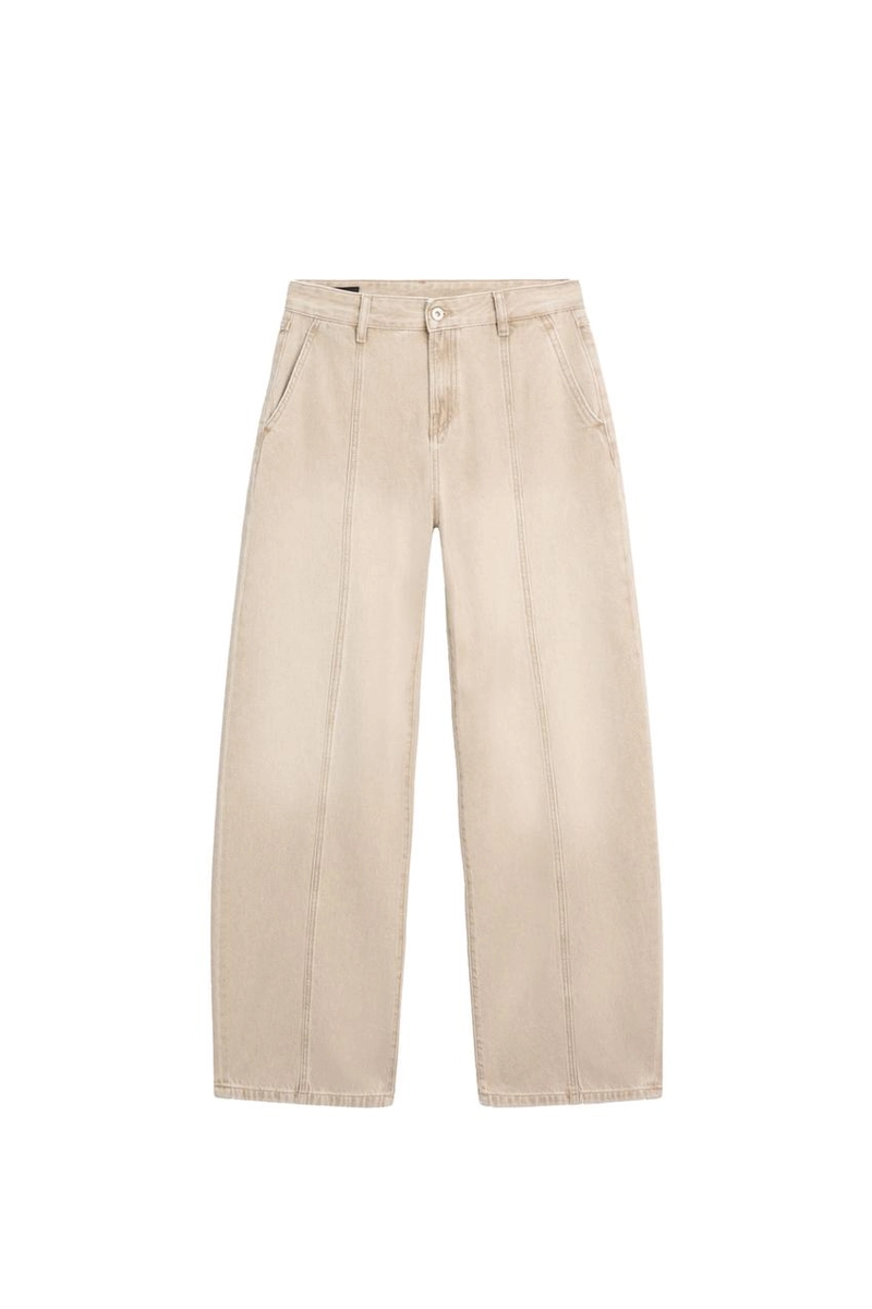 Джинсы свободного кроя с завышенной посадкой и широкими штанинами