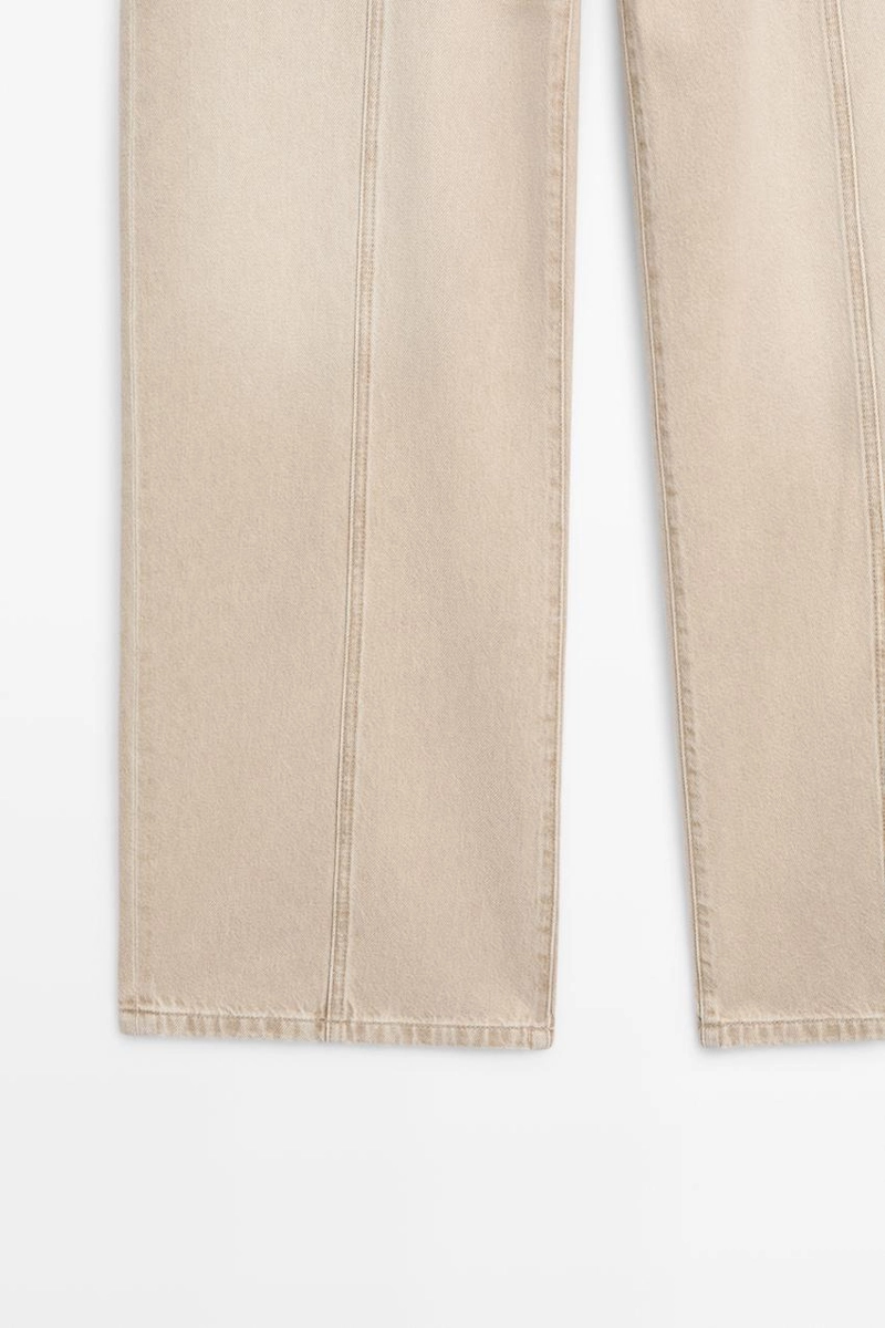 Джинсы свободного кроя с завышенной посадкой и широкими штанинами