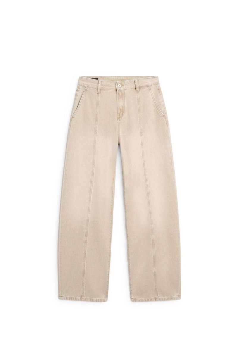 Джинсы свободного кроя с завышенной посадкой и широкими штанинами