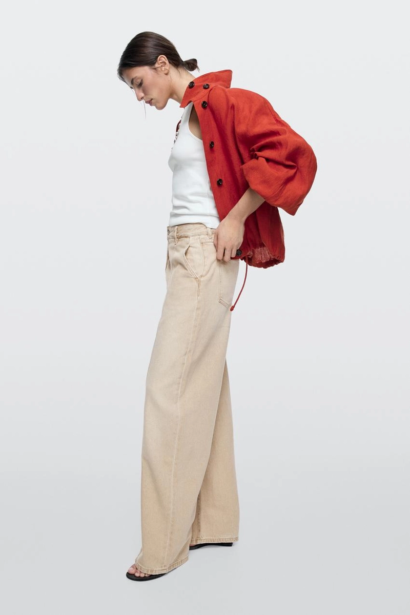 Джинсы свободного кроя с завышенной посадкой и широкими штанинами