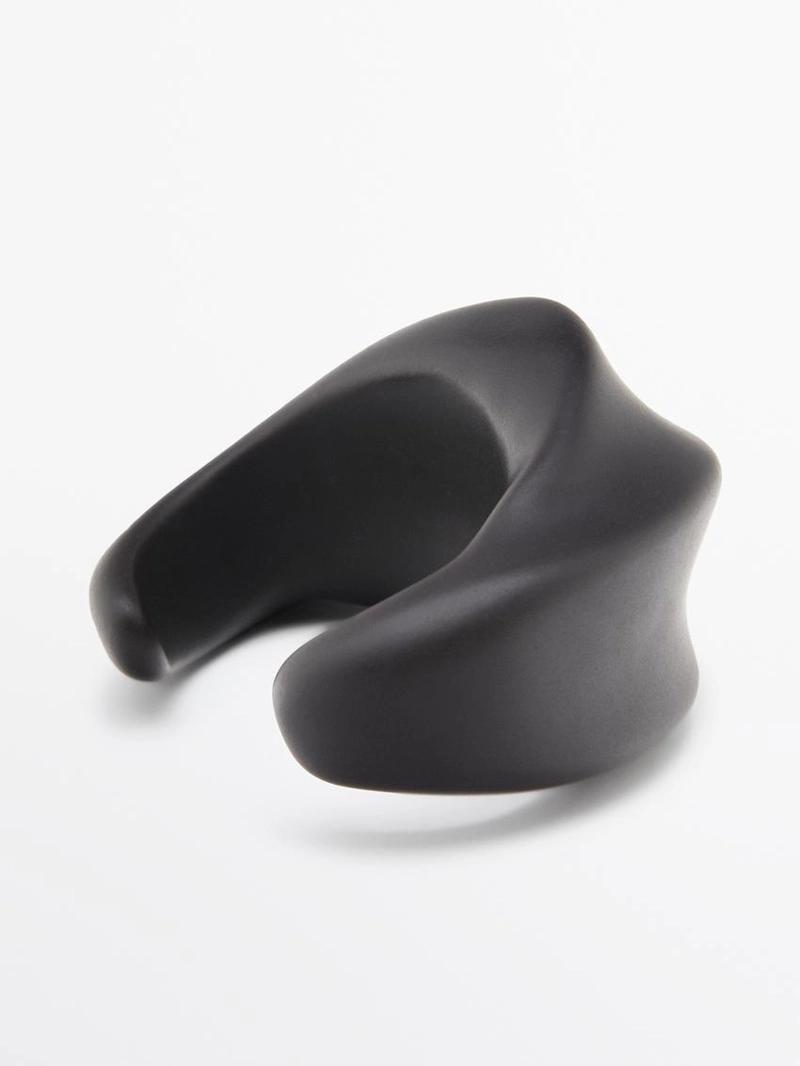 Широкий литьевой браслет