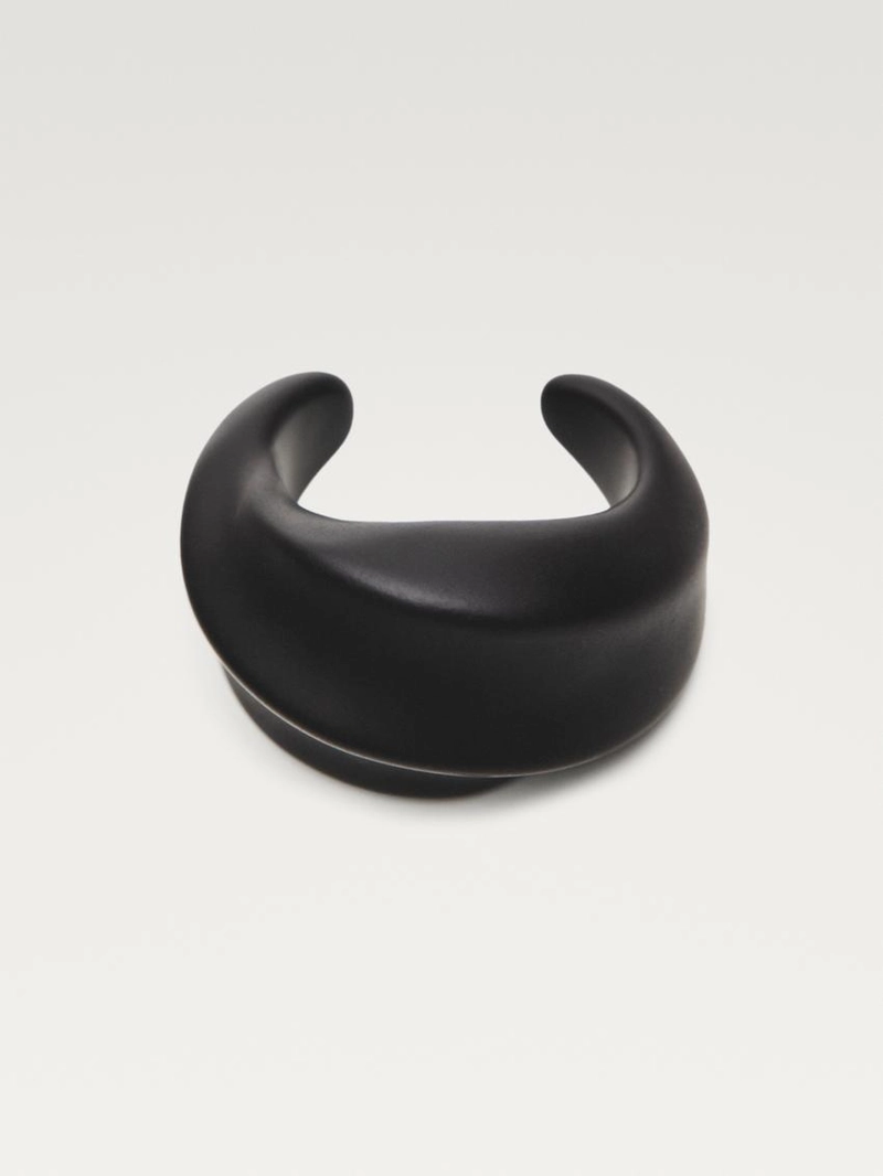 Широкий литьевой браслет