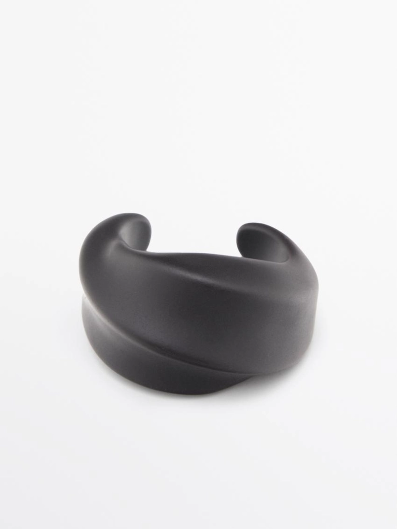 Широкий литьевой браслет