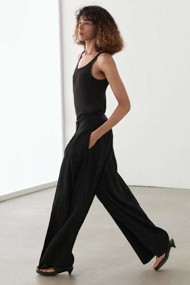 Брюки из атласа с защипами