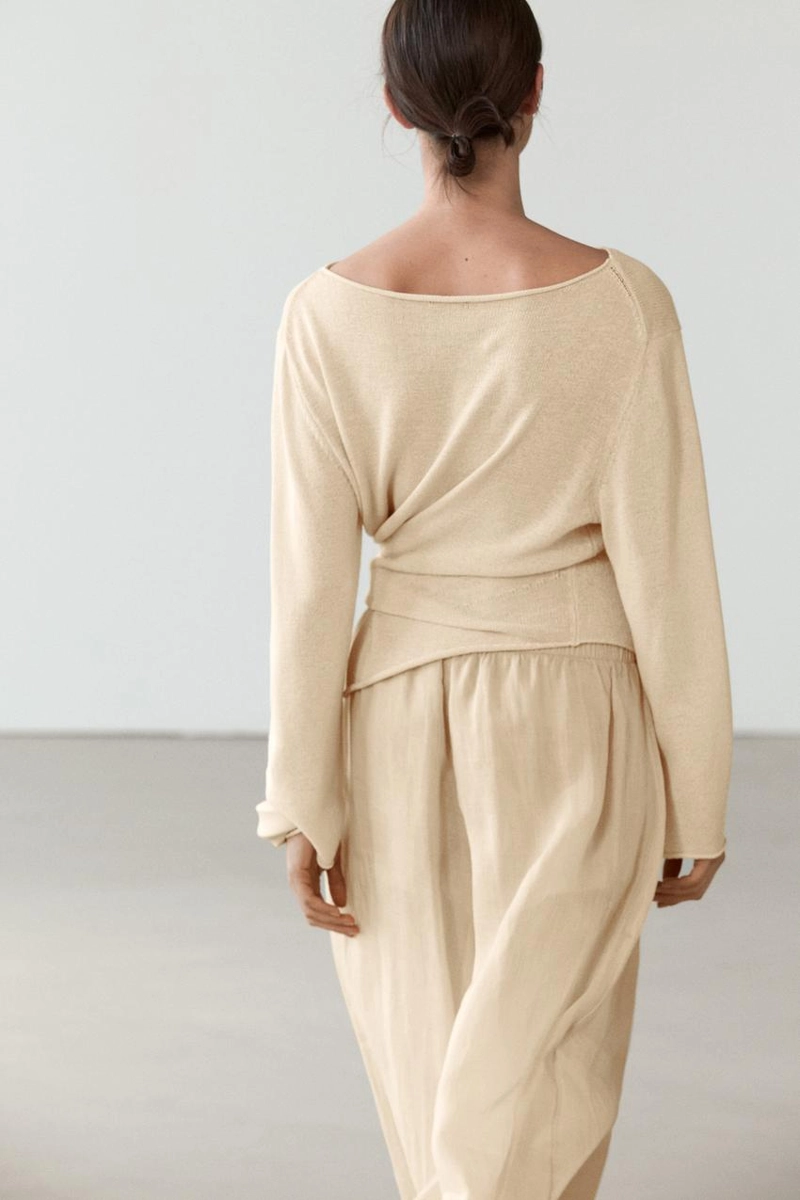 Свитер из льняной смеси с асимметричным вырезом и завязкой