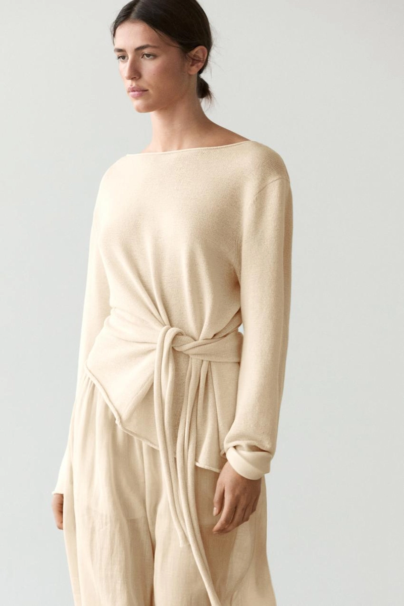 Свитер из льняной смеси с асимметричным вырезом и завязкой