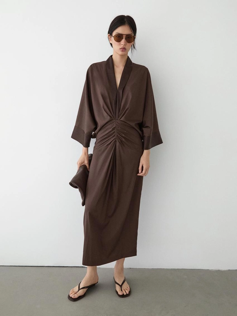 Платье с длинным рукавом и складками