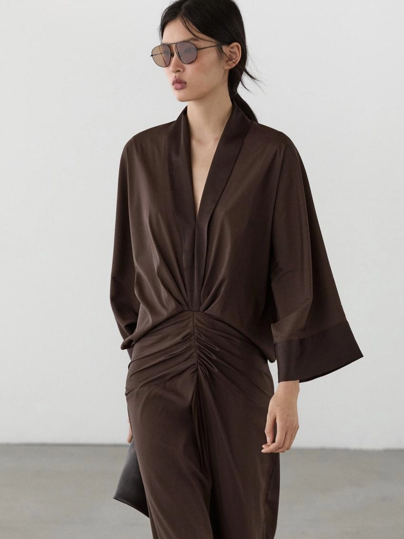 Платье с длинным рукавом и складками