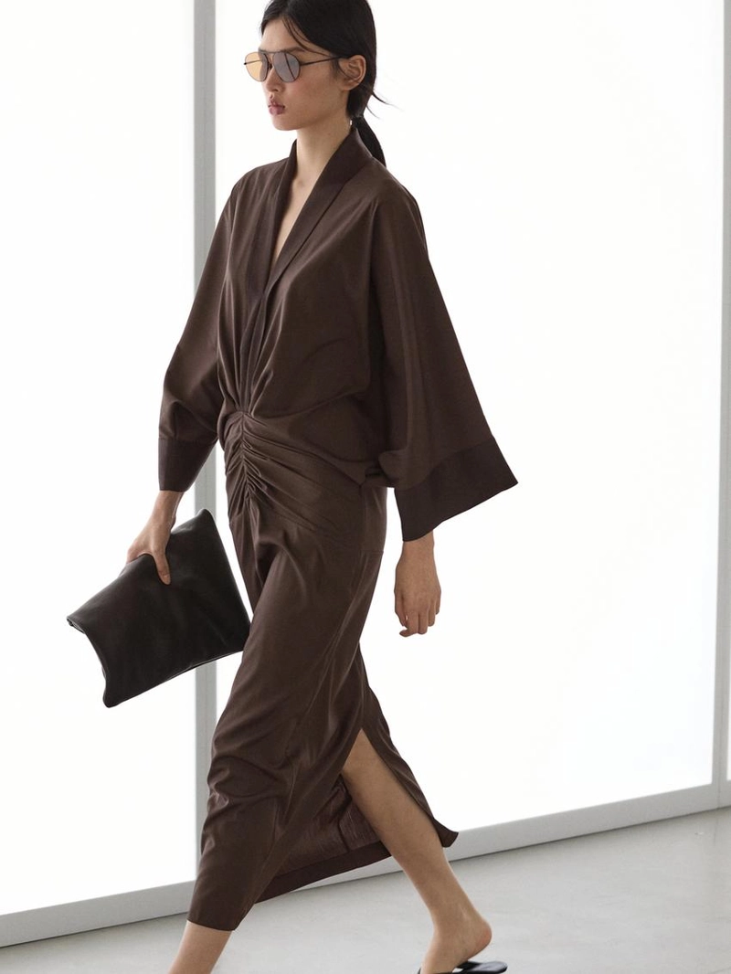 Платье с длинным рукавом и складками