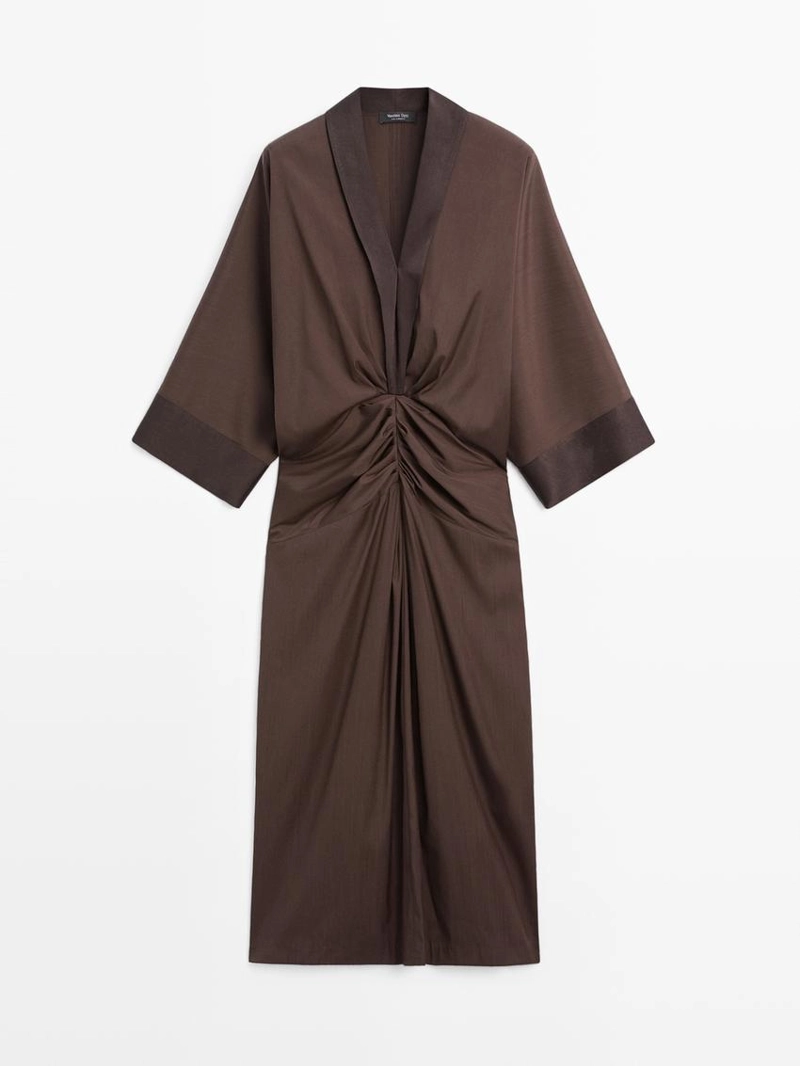 Платье с длинным рукавом и складками