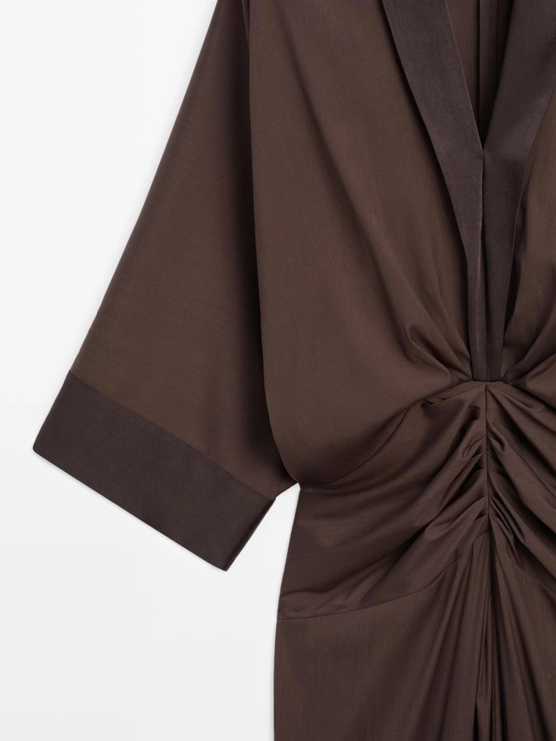 Платье с длинным рукавом и складками