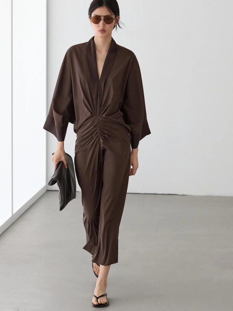 Платье с длинным рукавом и складками