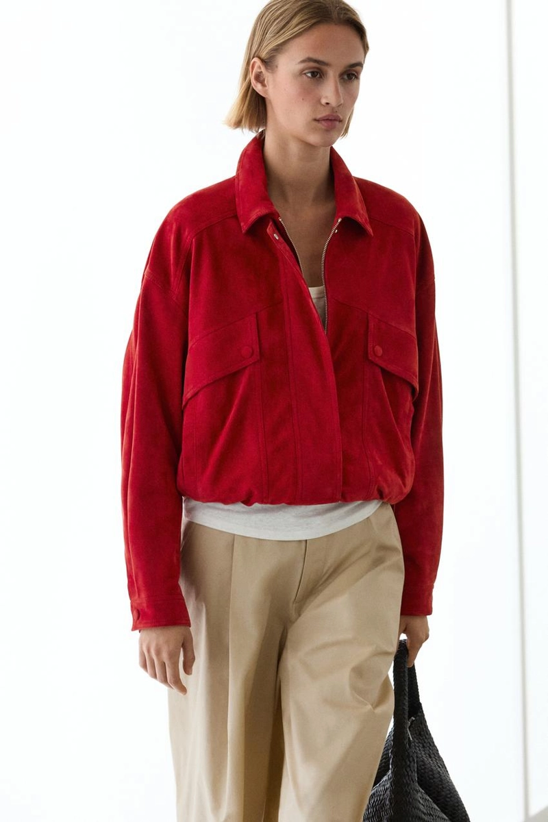 Замшевая кожаная куртка-бомбер с деталями кармана