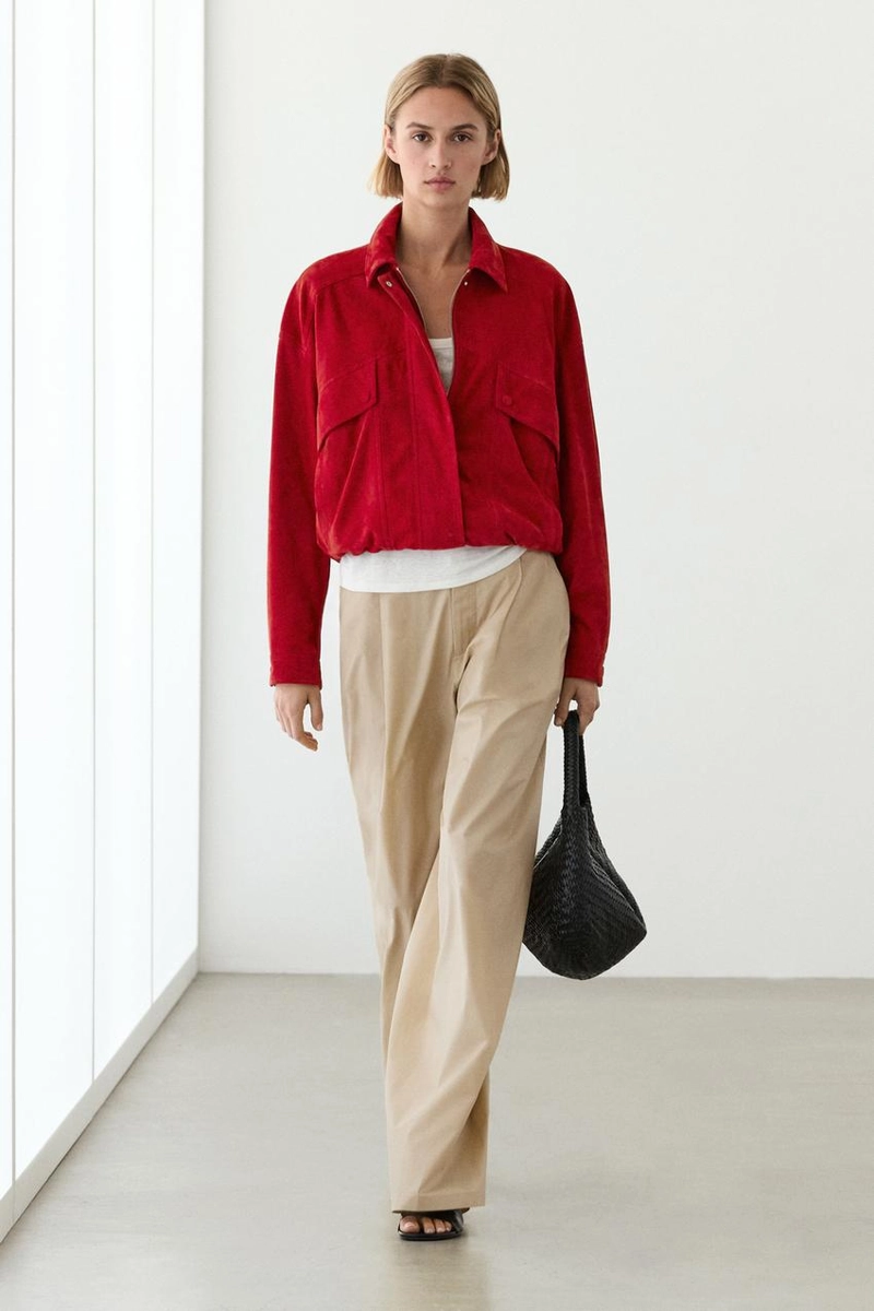 Замшевая кожаная куртка-бомбер с деталями кармана