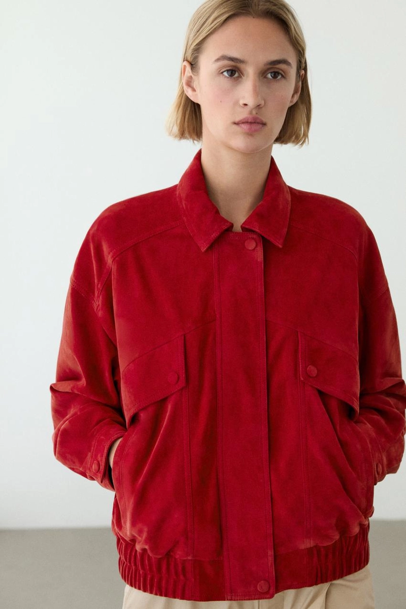 Замшевая кожаная куртка-бомбер с деталями кармана