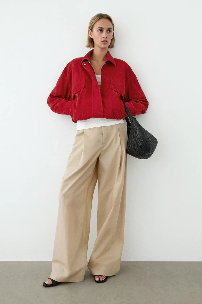 Замшевая кожаная куртка-бомбер с деталями кармана