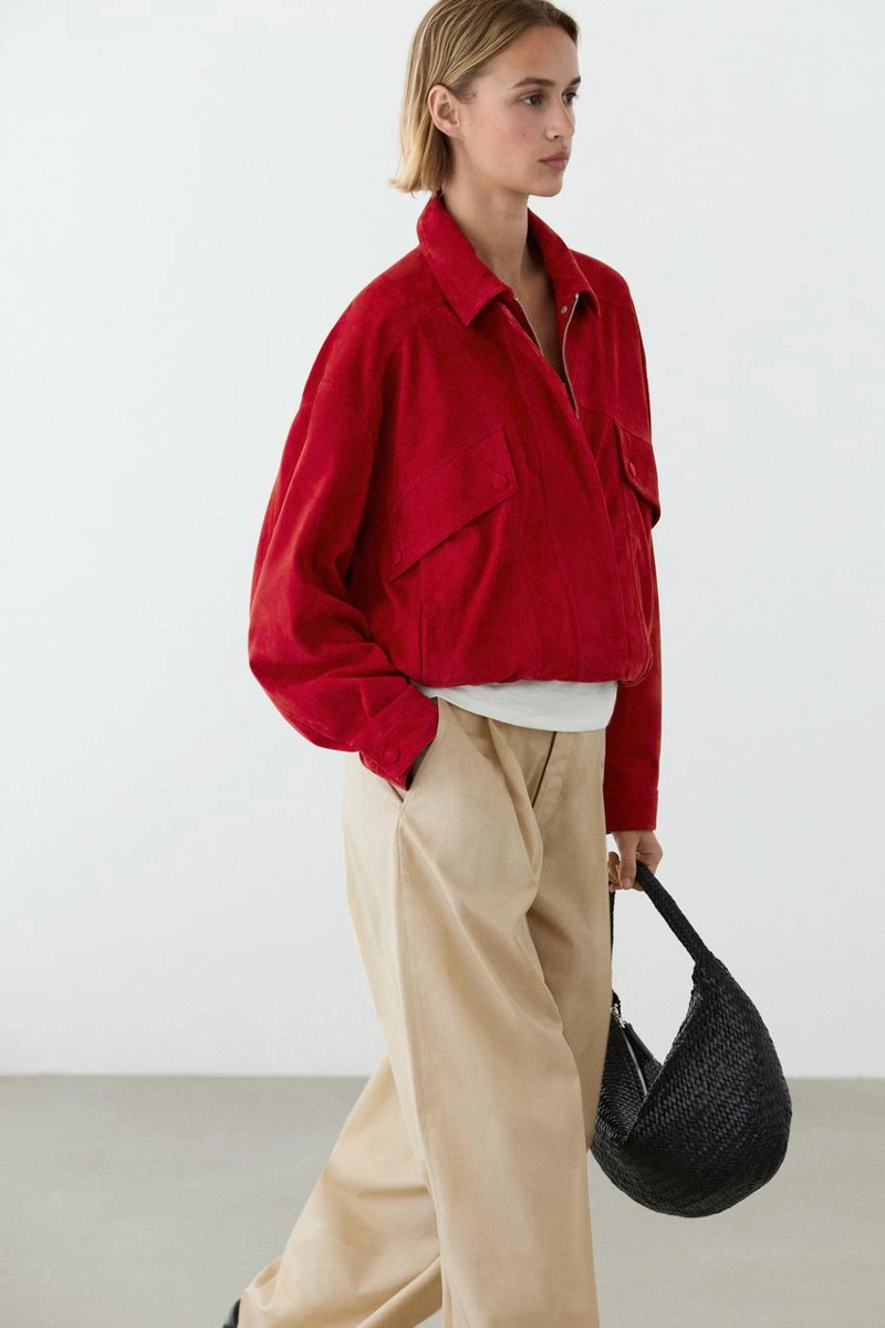 Замшевая кожаная куртка-бомбер с деталями кармана