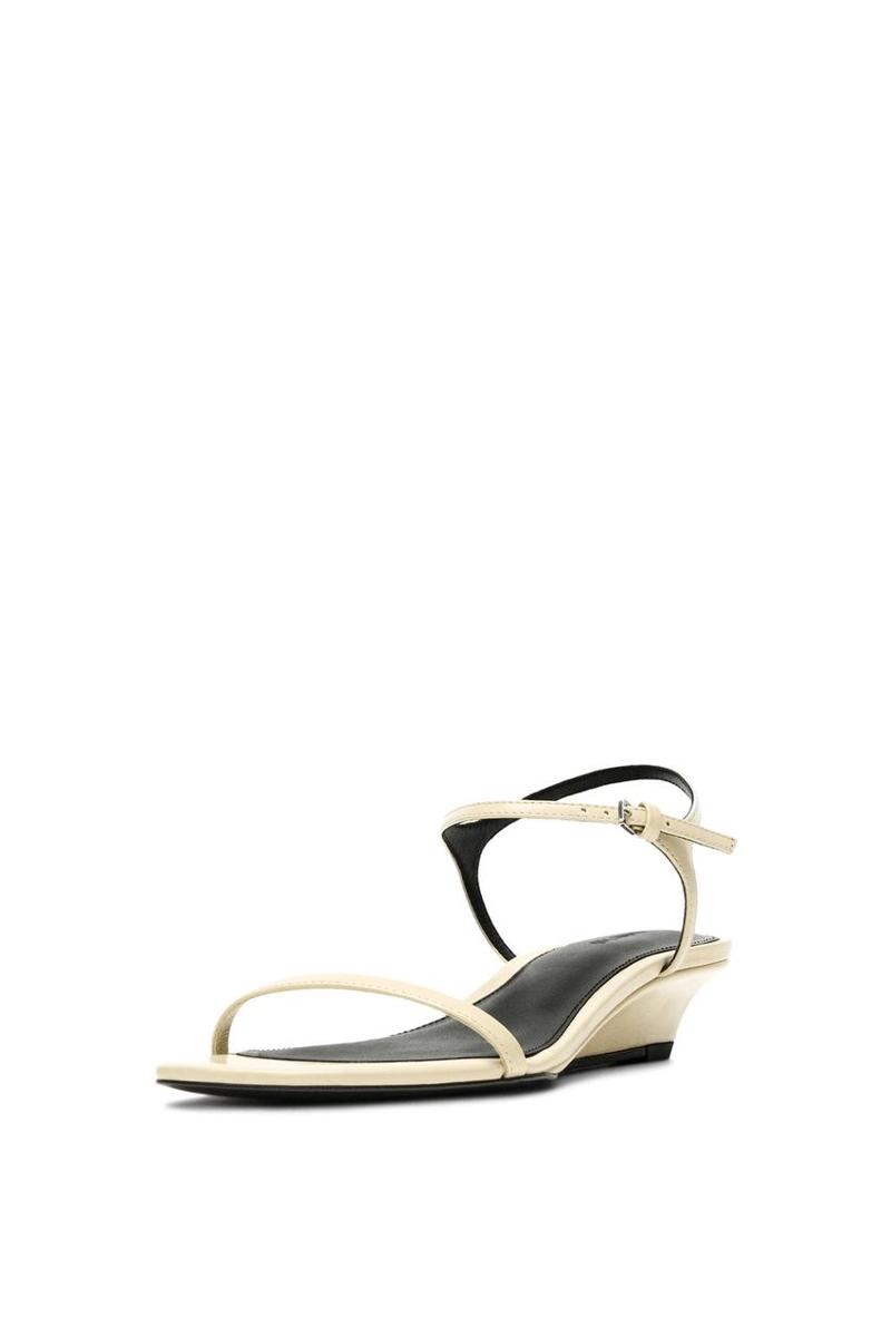 Сандалии на средней шпильке с ремешками из кожи