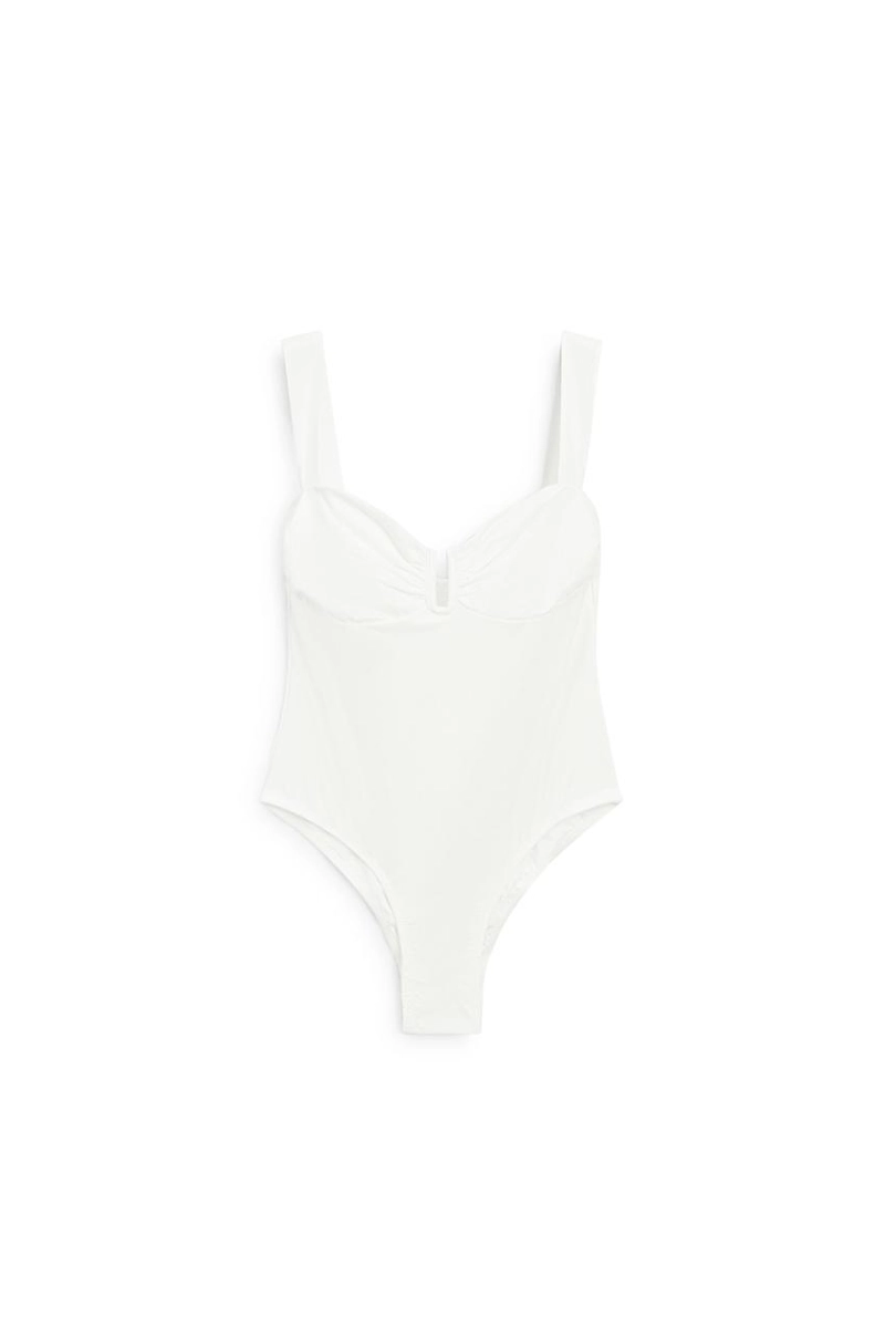 Купальник с прямым вырезом