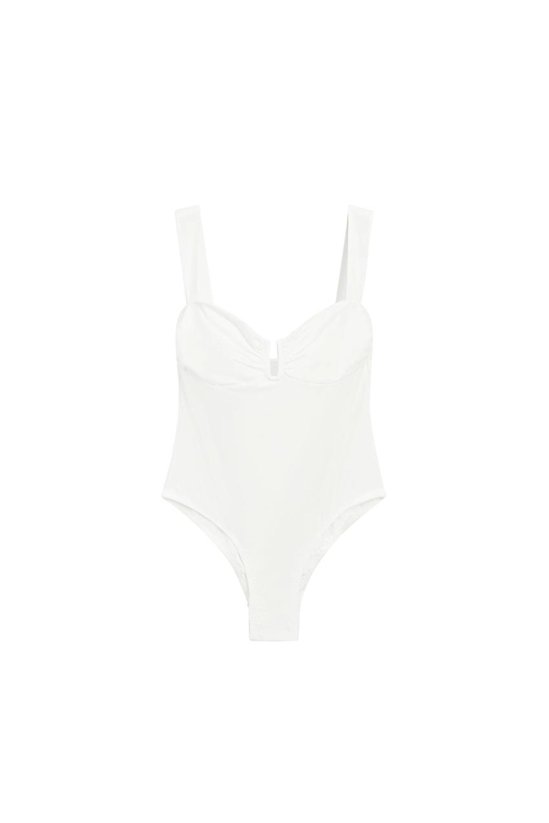 Купальник с прямым вырезом