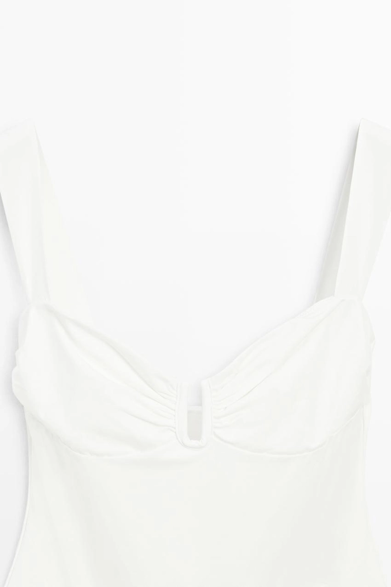 Купальник с прямым вырезом