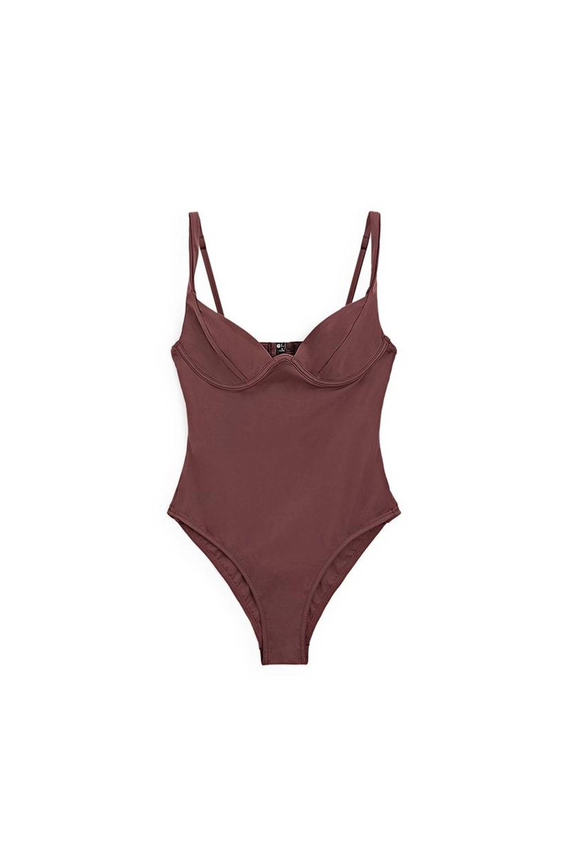 Купальник с поролоновыми чашечками и широкими лямками