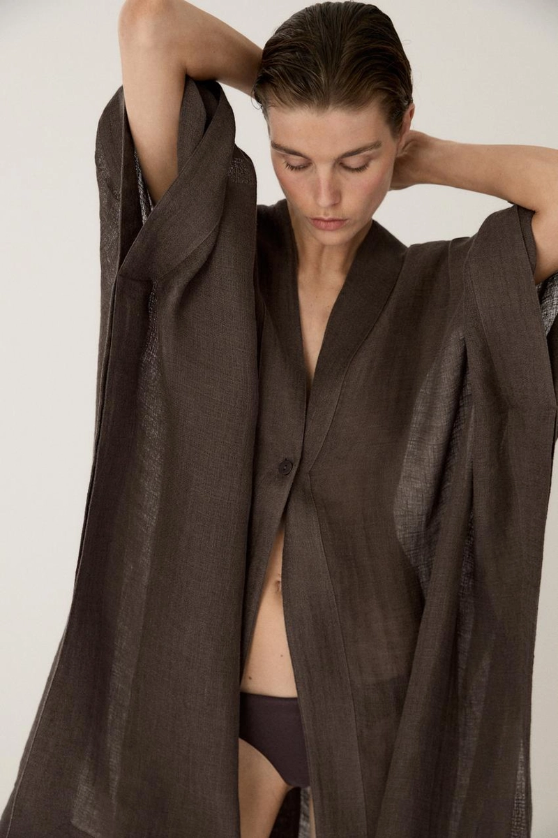 Раскатистая блузка oversize из 100% льна с деталями на спинке