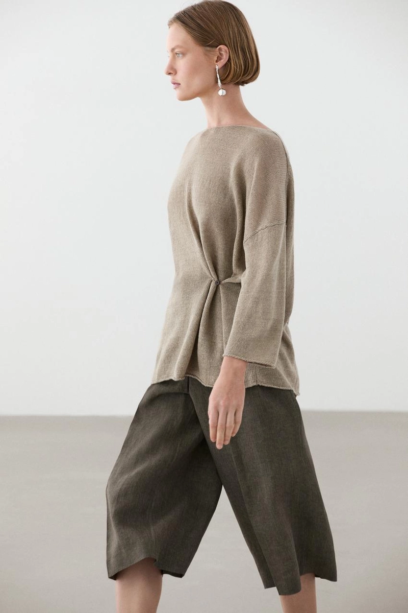Джемпер из льна с излишне крупной вязкой и деталями на пуговицах