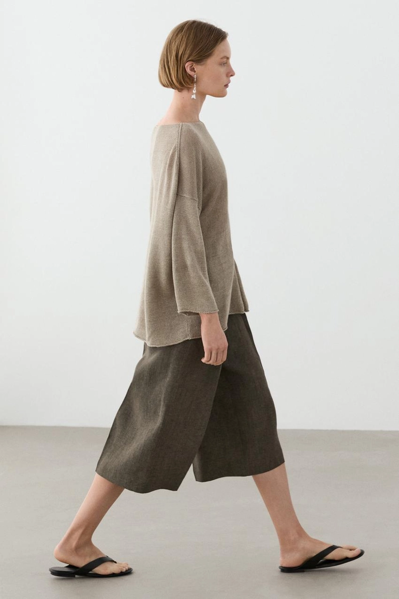 Джемпер из льна с излишне крупной вязкой и деталями на пуговицах