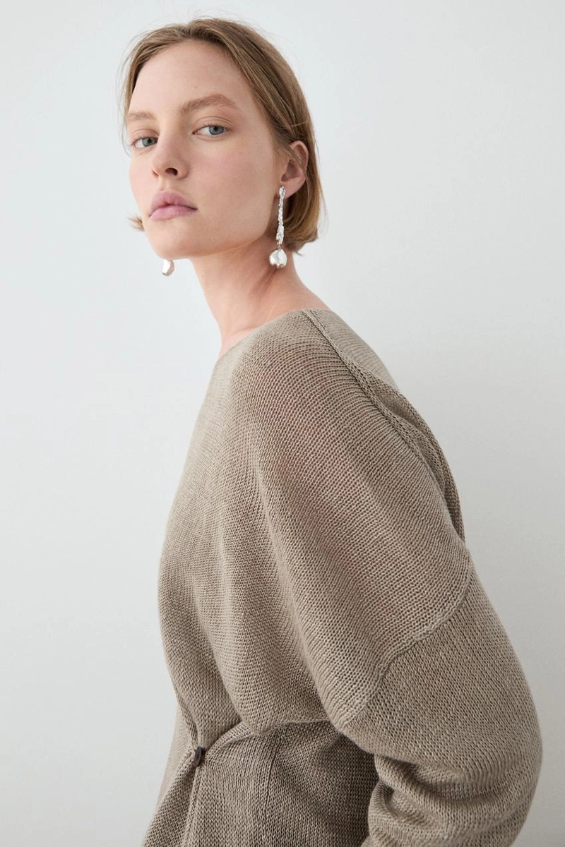 Джемпер из льна с излишне крупной вязкой и деталями на пуговицах