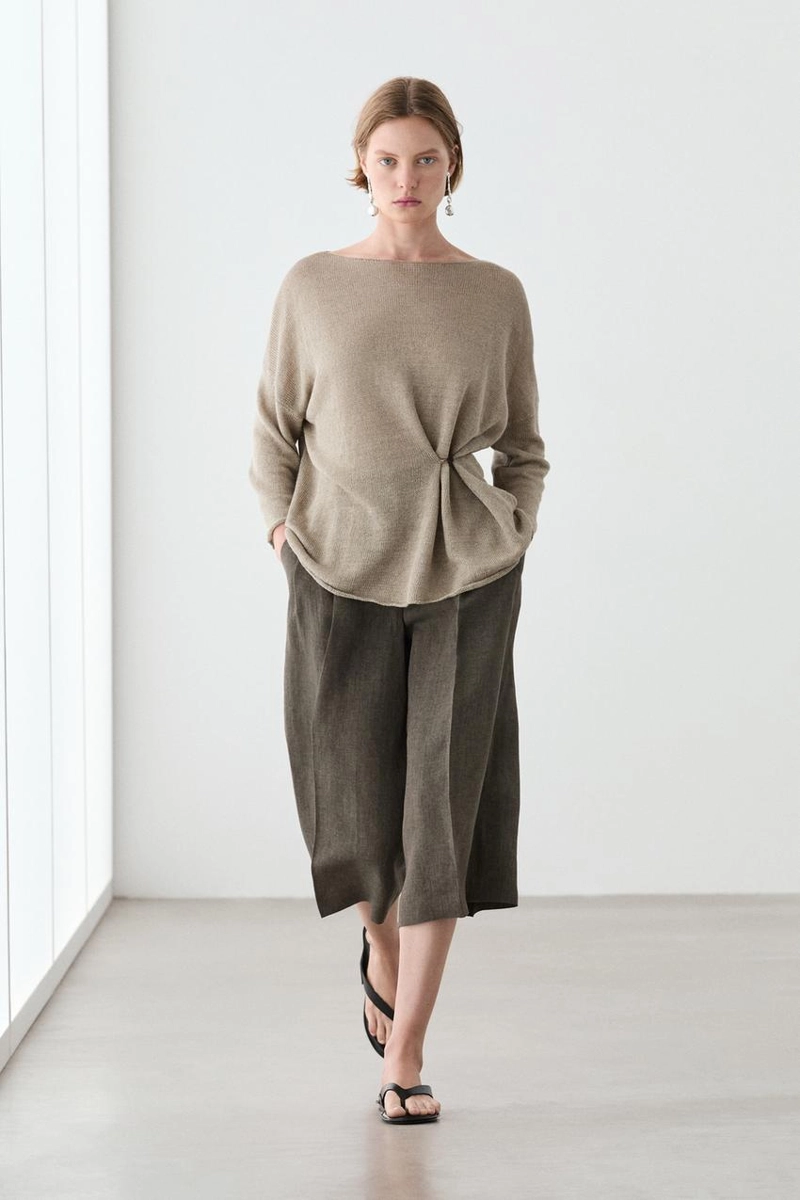 Джемпер из льна с излишне крупной вязкой и деталями на пуговицах