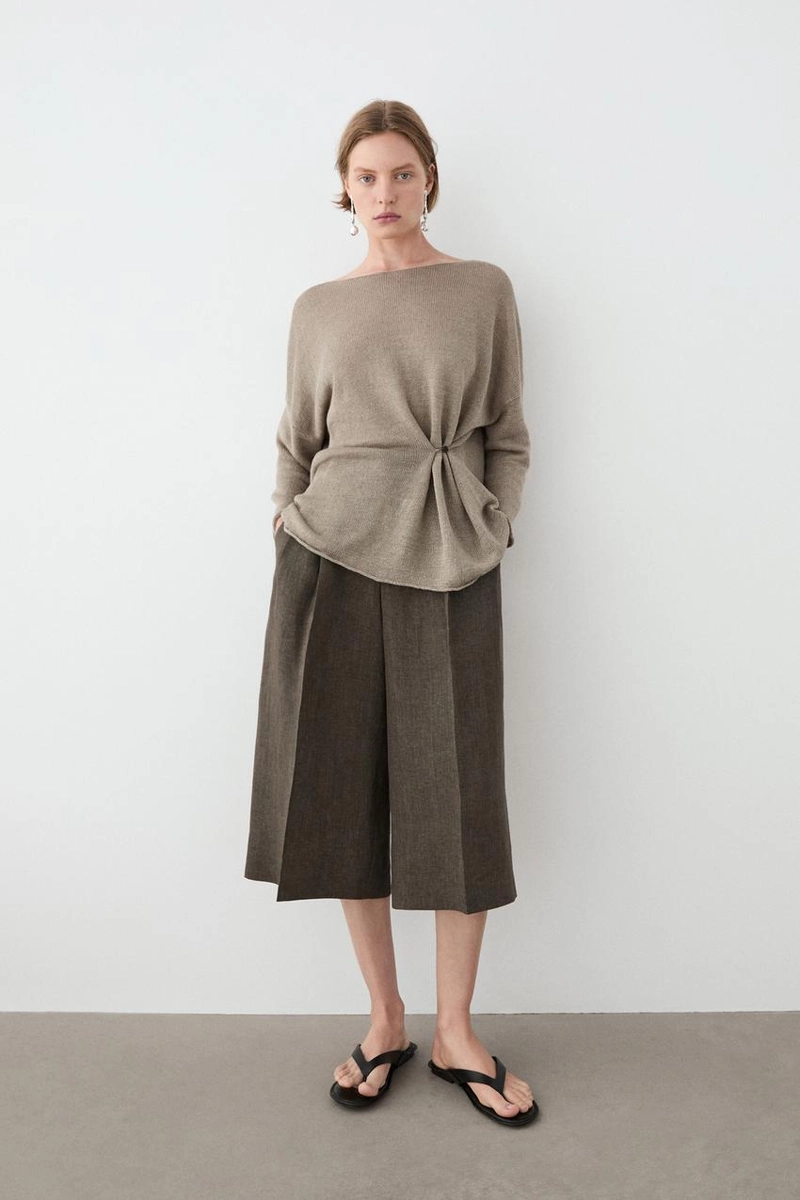 Джемпер из льна с излишне крупной вязкой и деталями на пуговицах