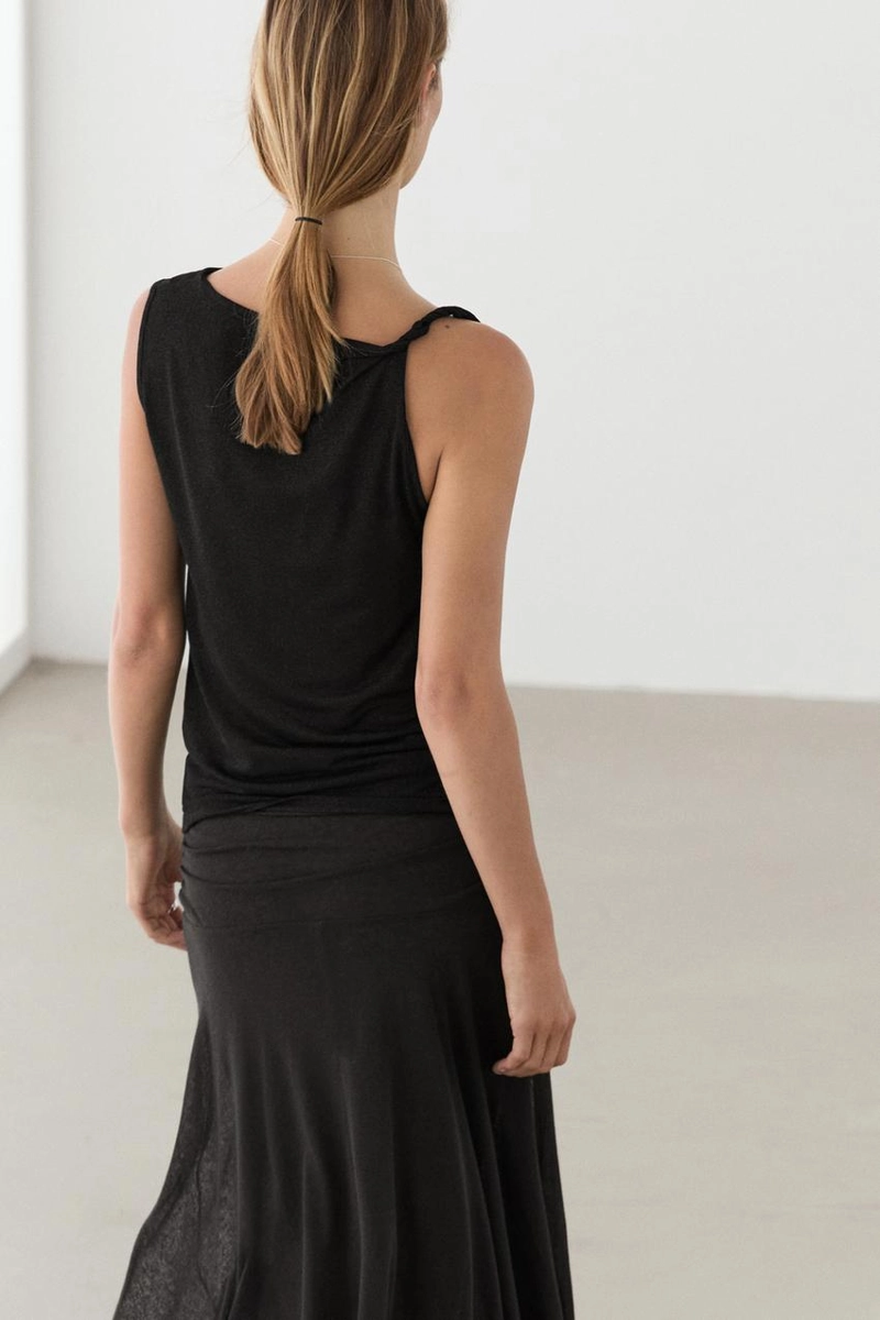 Топ с блестящим драпированным воротником и деталью узла