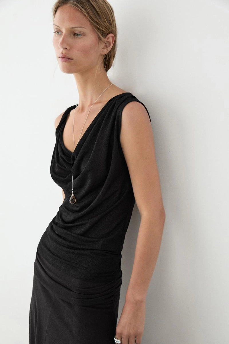 Топ с блестящим драпированным воротником и деталью узла