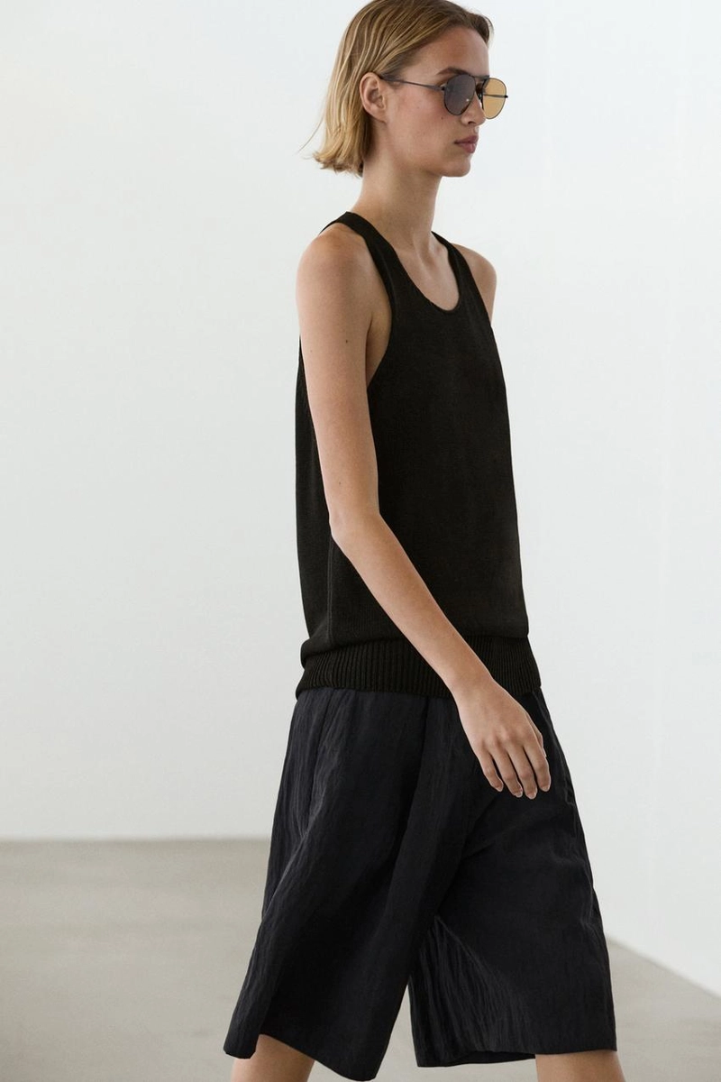 Вязаный топ с открытыми плечами на завязках