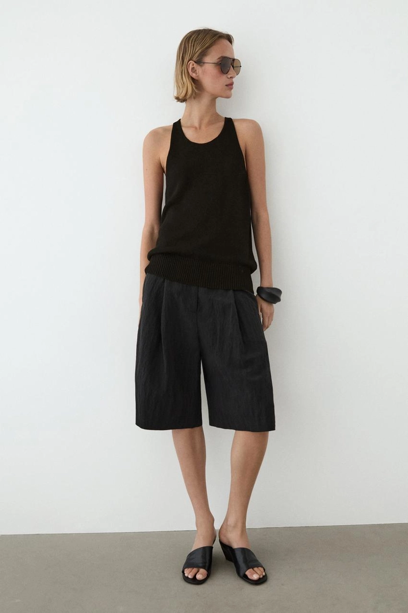 Вязаный топ с открытыми плечами на завязках