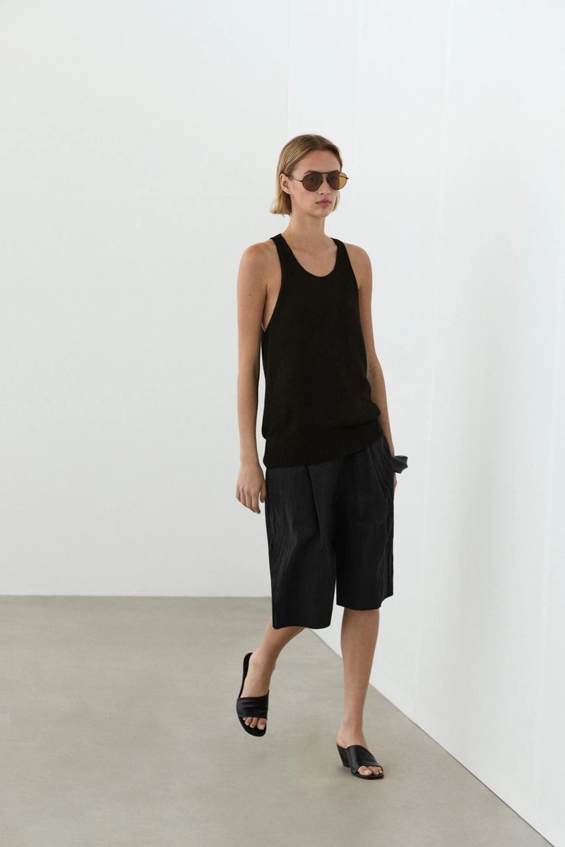 Вязаный топ с открытыми плечами на завязках